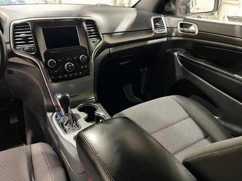Used 2018 Jeep Grand Cherokee Laredo AWD/4WD image 19