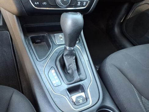 Used 2019 Jeep Cherokee Latitude w/ Popular Appearance Group FWD image 12
