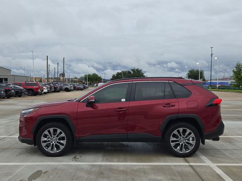 Used 2025 Toyota RAV4 XLE Premium FWD image 7