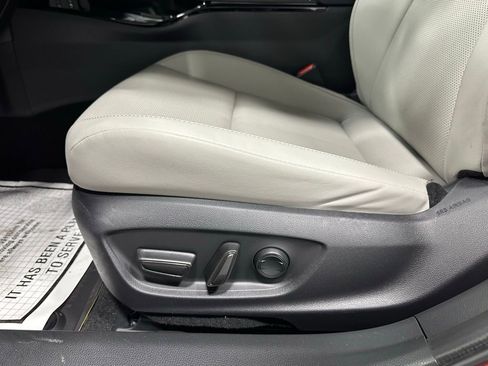 Used 2025 Toyota Prius XLE image 11