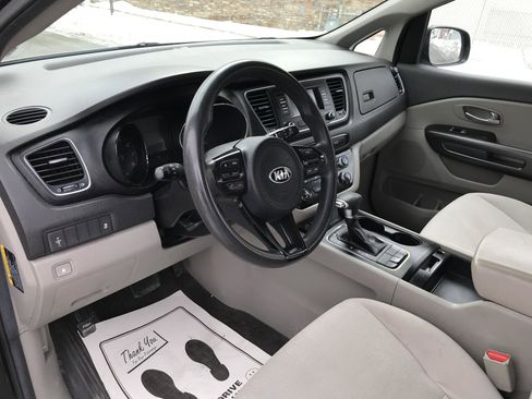 Used 2017 Kia Sedona L image 11
