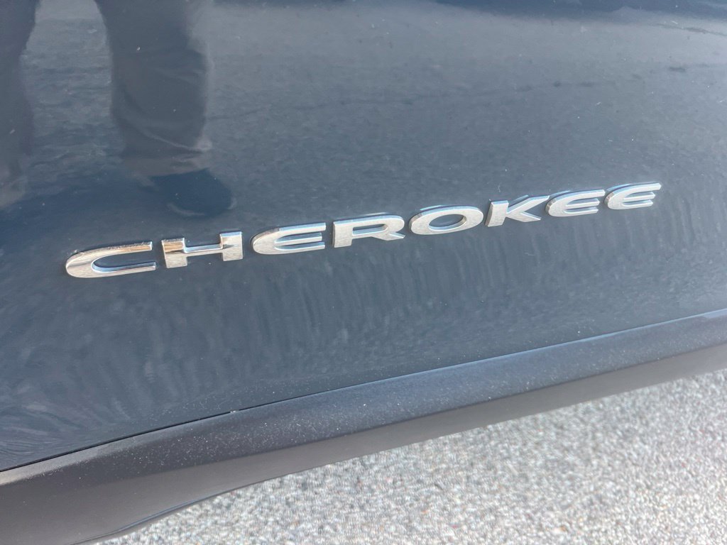 Used 2018 Jeep Cherokee Latitude Plus w/ Comfort/Convenience Group AWD/4WD image 34