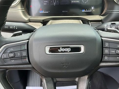 Used 2022 Jeep Grand Cherokee Limited image 11