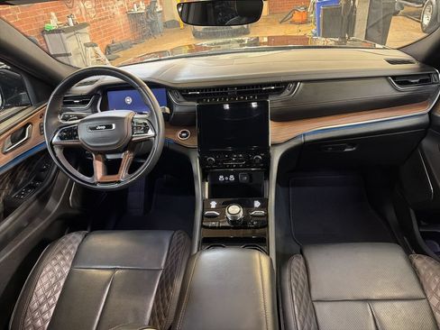Used 2025 Jeep Grand Cherokee Summit AWD/4WD image 16