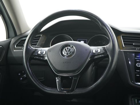 Used 2018 Volkswagen Tiguan SEL AWD/4WD image 17