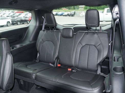 New 2026 Chrysler Pacifica Select image 24