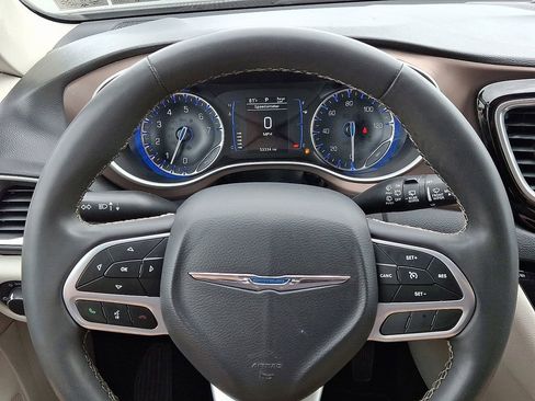 Used 2022 Chrysler Voyager LX image 20