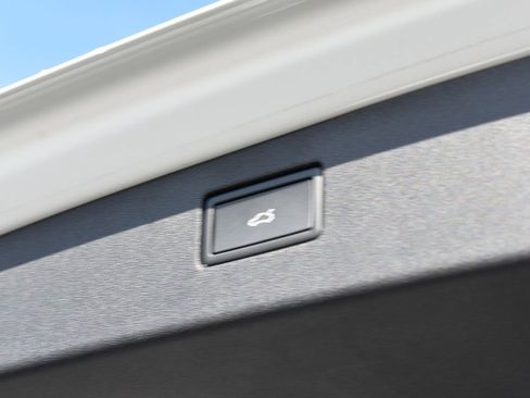 Used 2025 Volkswagen Tiguan SE R-Line image 33