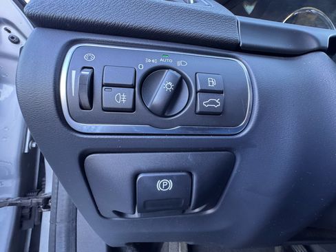 Used 2016 Volvo V60 T5 Cross Country w/ Convenience Package image 31