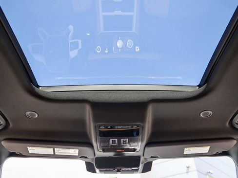 Used 2025 Land Rover Defender 110 X-Dynamic SE image 16