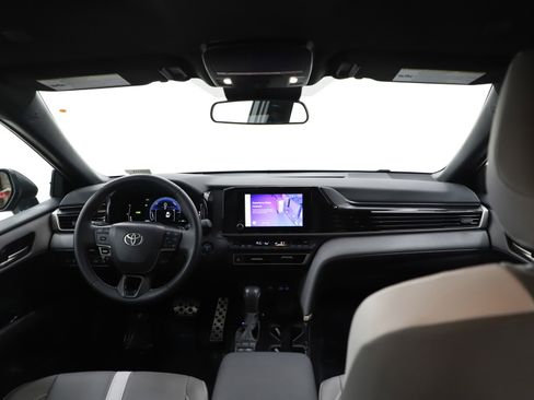 Used 2025 Toyota Camry SE image 13