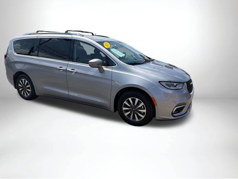 Used 2021 Chrysler Pacifica Touring-L FWD image 9