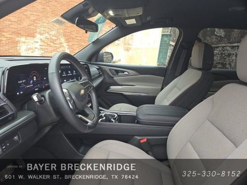 Used 2025 Chevrolet Traverse LT FWD image 7