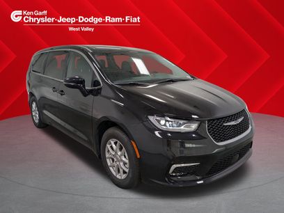 New 2025 Chrysler Pacifica Select