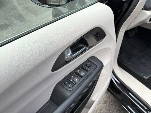 Used 2024 Chrysler Pacifica Limited FWD image 13
