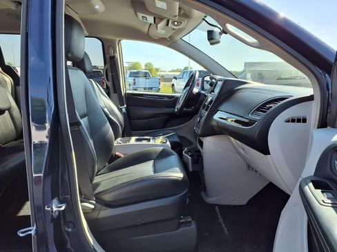 Used 2016 Chrysler Town & Country Touring w/ Driver Convenience Group FWD image 24