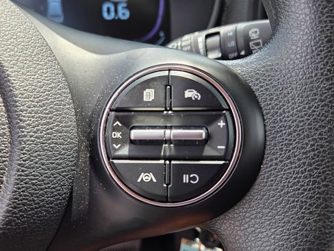 Used 2025 Kia Soul LX w/ LX Technology Package FWD image 25