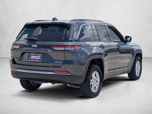 Used 2025 Jeep Grand Cherokee Laredo AWD/4WD image 5