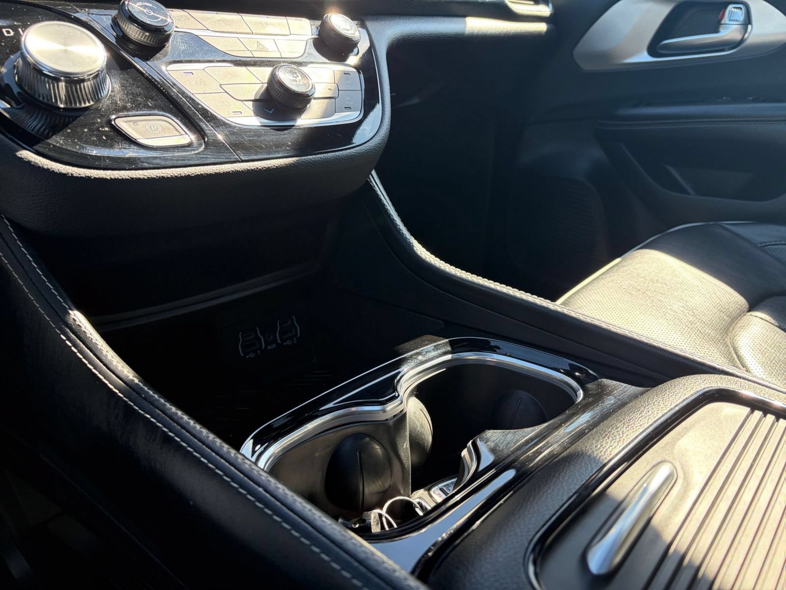 Used 2025 Chrysler Pacifica Limited FWD image 45