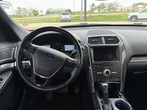 Used 2016 Ford Explorer XLT w/ Equipment Group 202A AWD/4WD image 13