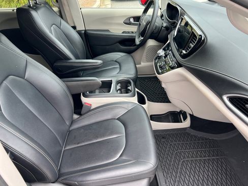 Certified 2024 Chrysler Pacifica Touring-L image 18