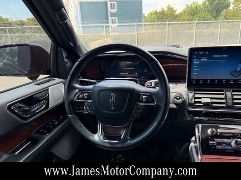 Used 2022 Lincoln Navigator Reserve AWD/4WD image 16