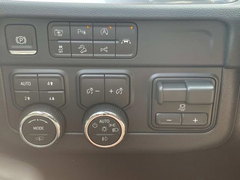 New 2026 Chevrolet Suburban Z71 w/ Z71 Off-Road Package AWD/4WD image 32