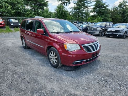Used 2013 Chrysler Town & Country Touring FWD image 7