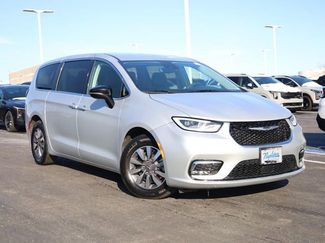 Used 2024 Chrysler Pacifica Select video 2