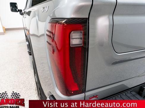 Used 2025 GMC Sierra 2500 SLT w/ SLT Premium Package image 9