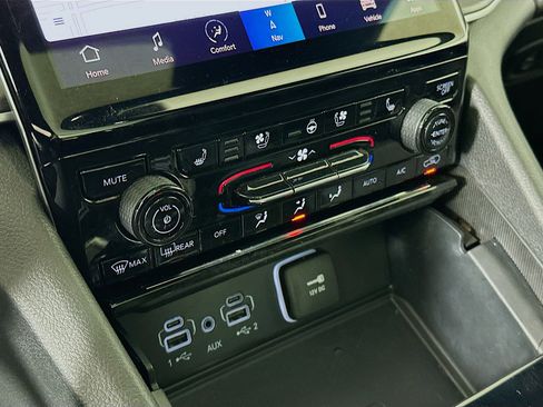 Used 2024 Jeep Grand Cherokee L Limited w/ Luxury Tech Group II image 24