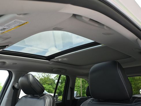 Used 2023 Jeep Grand Cherokee 4WD 4xe image 15