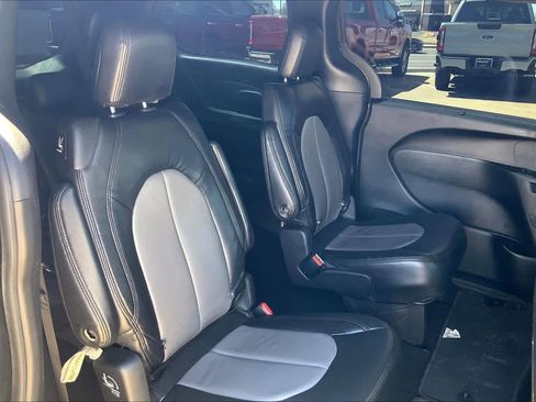 Used 2020 Chrysler Pacifica Touring w/ S Appearance Package FWD image 19