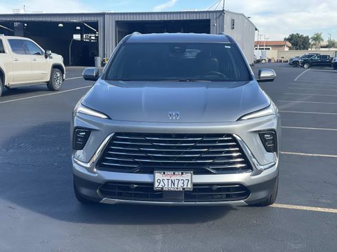 Used 2025 Buick Enclave Preferred image 2