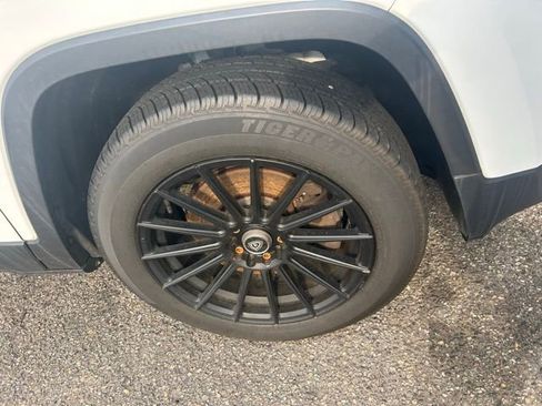 Used 2018 Jeep Cherokee Limited AWD/4WD image 2