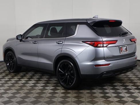 Used 2023 Mitsubishi Outlander SE Black Edition image 10