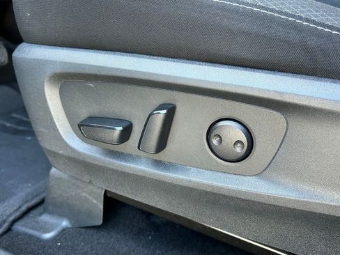 Used 2025 Nissan Pathfinder SV image 17