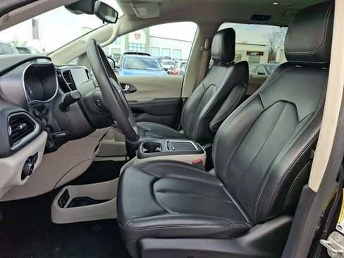 Certified 2023 Chrysler Pacifica Touring-L image 18