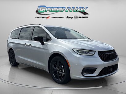 New 2026 Chrysler Pacifica Select w/ S Appearance Package