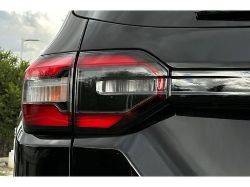 Used 2025 Honda Pilot TrailSport image 14