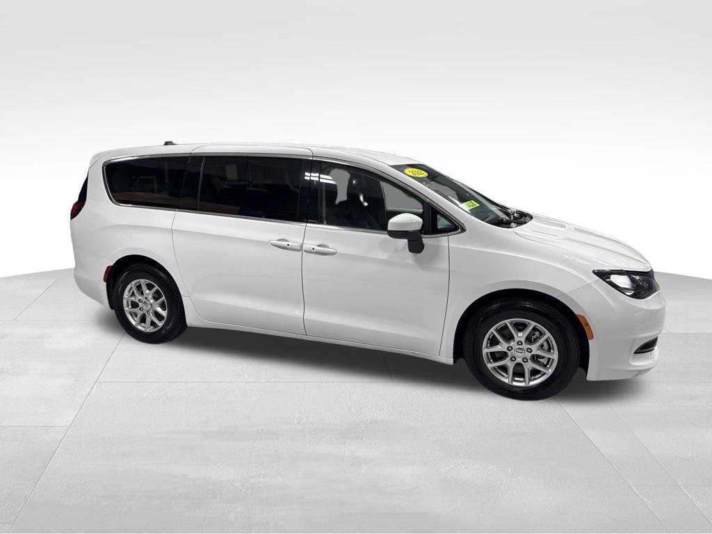 Used 2022 Chrysler Voyager LX FWD image 9