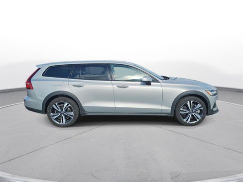 Used 2025 Volvo V60 B5 Cross Country Plus image 5