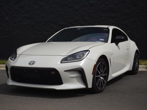 Used 2023 Toyota GR86 RWD image 1