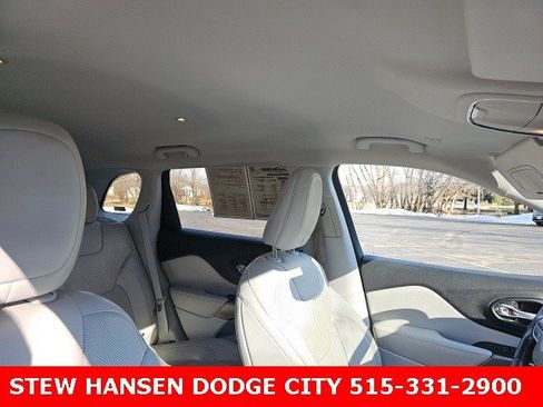 Used 2019 Jeep Cherokee Limited image 11