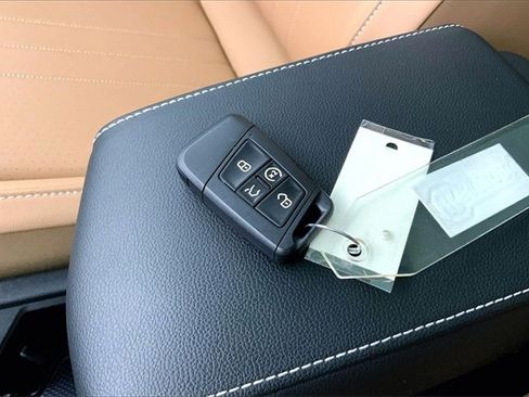 Used 2024 Volkswagen Tiguan SE R-Line image 11