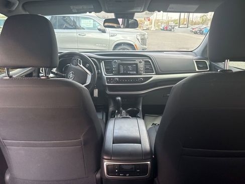 Used 2019 Toyota Highlander LE FWD image 14