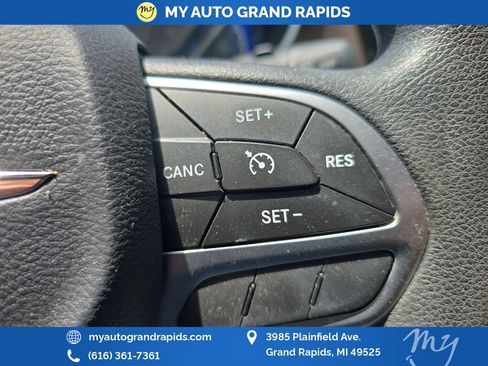 Used 2017 Chrysler Pacifica Touring FWD image 16