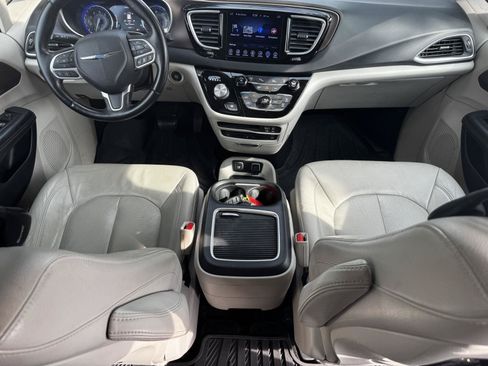 Used 2017 Chrysler Pacifica Touring-L Plus w/ Advanced Safetytec Group FWD image 22