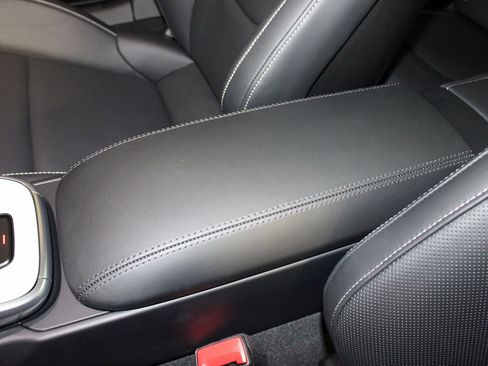 Certified 2024 Porsche 911 Carrera 4 image 32