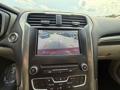 Used 2017 Ford Fusion SE w/ Fusion SE Technology Package FWD image 24